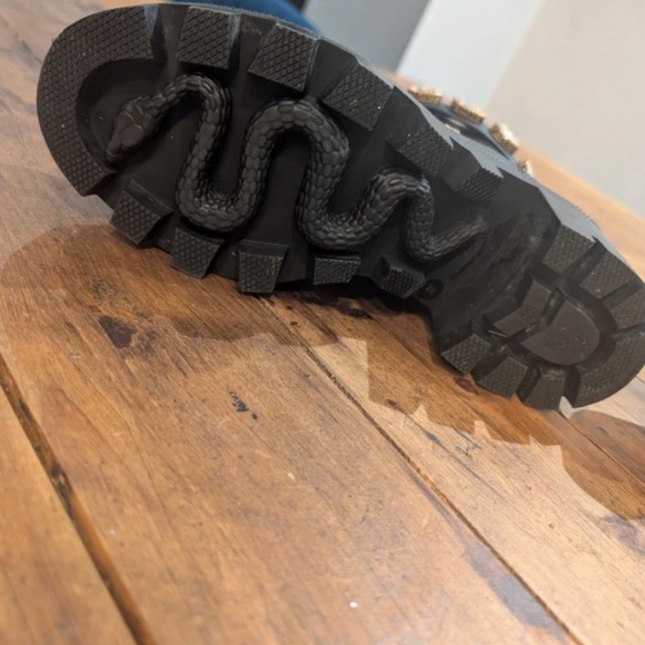 Gucci Black Leather Booties with Gold Star and Bee Accents - Picture 7 of 8